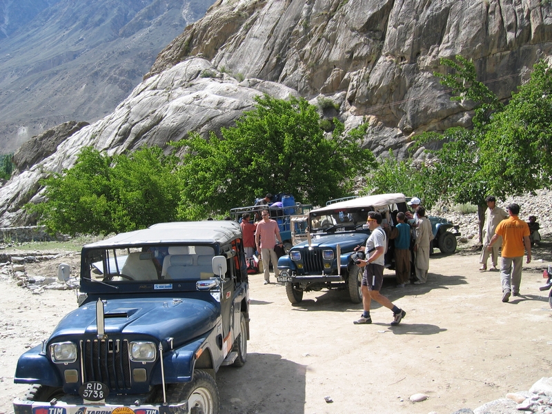A stop on the road between Skardu & Askoli