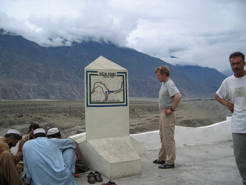 At the point where the Himalaya, Karakoram & Hindukush Ranges meet: Philip Ulrich looking at the map. Shah from ATP to the right